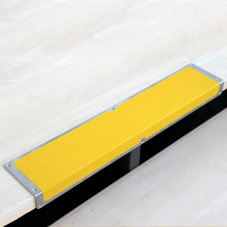 Профиль алюминиевая пластина + угол с антискользящей лентой 120х45х1000 мм желтый (артикул производителя AKM1GF2)