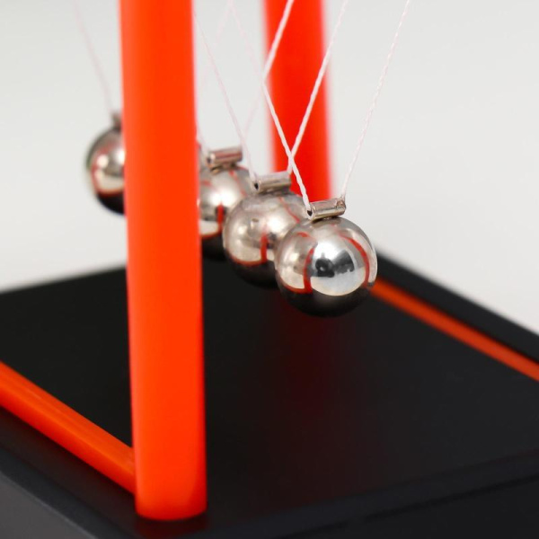 Настольный маятник-антистресс пластик Шары Ньютона яркий оранж 9.5х7.5х9  см