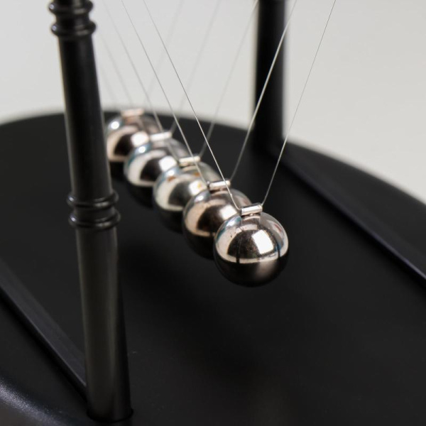 Настольный маятник-антистресс Шары техно бамбук черный 18х22.5х14 см