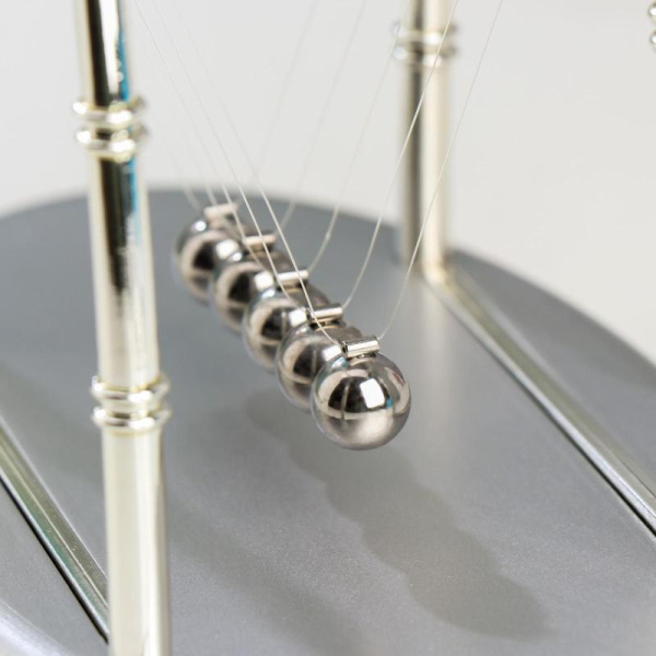 Настольный маятник-антистресс Шары Ньютона бамбук серебро 14х18х11 см