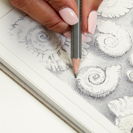 Набор карандашей чернографитных Derwent Academy Sketching Hang Pack 12 штук 5H-6B