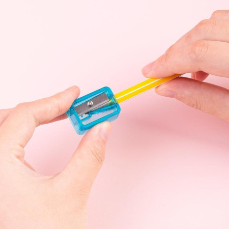 Точилка для карандашей Deli пластиковая цвет ассорти