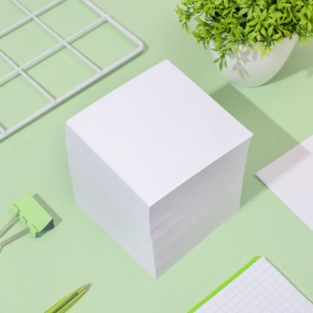 Блок для записей 90x90x90 мм в боксе белый Комус (плотность 100 г/кв.м)